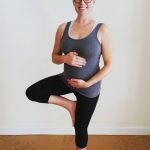 Девушка на 22-й неделе беременности стоит на одной ноге