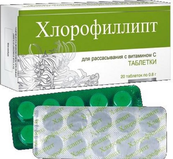 таблетки Хлорофиллипта в блистере рядом с картонной упаковкой