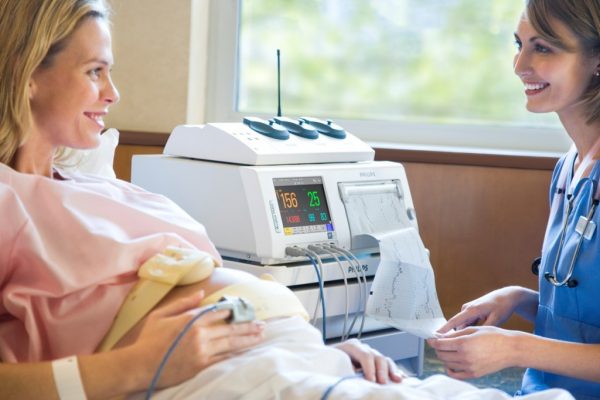Беременная на процедуре кардиотокографии