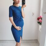 Беременная фотографирует себя в зеркало