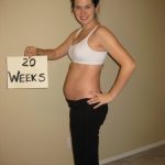 Беременная держит табличку с надписью «20 weeks»