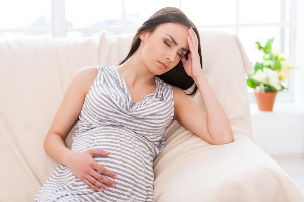 У беременной женщины болит голова