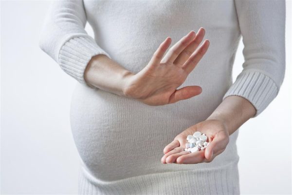 Беременная жестом отказывается от таблеток