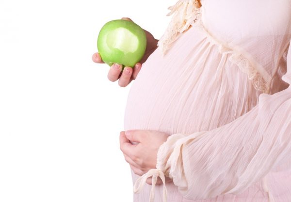 Беременная с яблоком