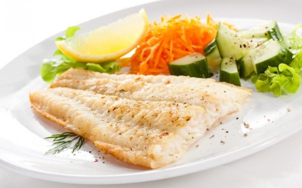 Рыба и овощи на тарелке